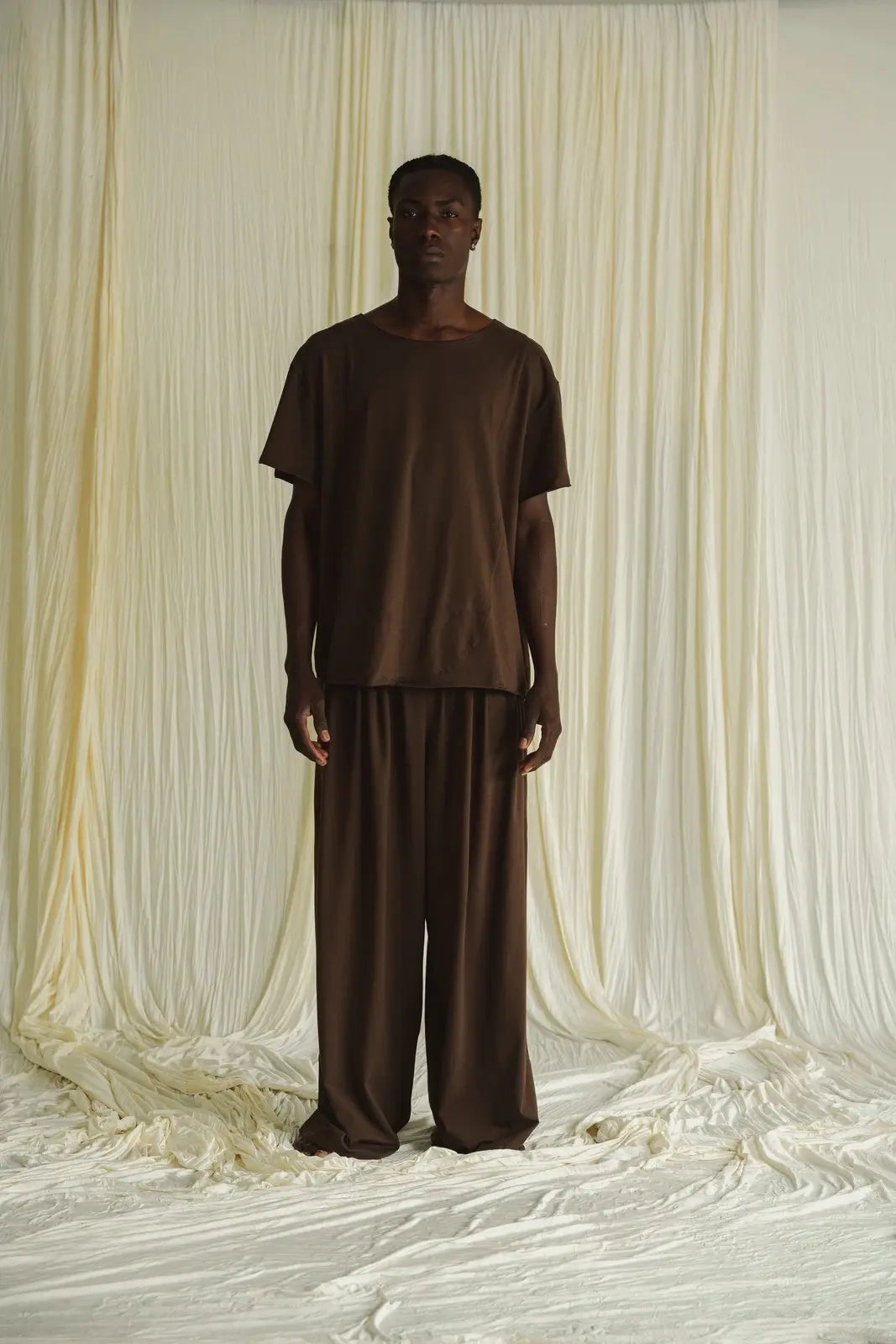 Present Tee Chocolate - Camiseta Bordada "The Only Way Out Is In"